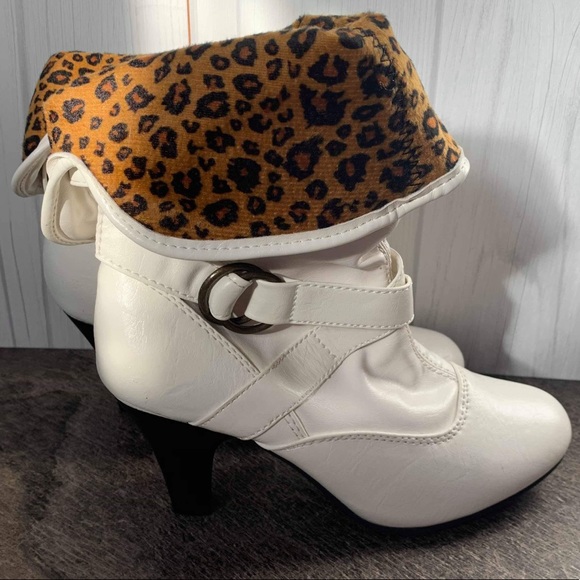 Shoes - 💝 3/$20 Faux leather heeled boots sz 8
